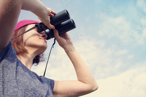 Fotografia Girl with the binoculars  against the sky