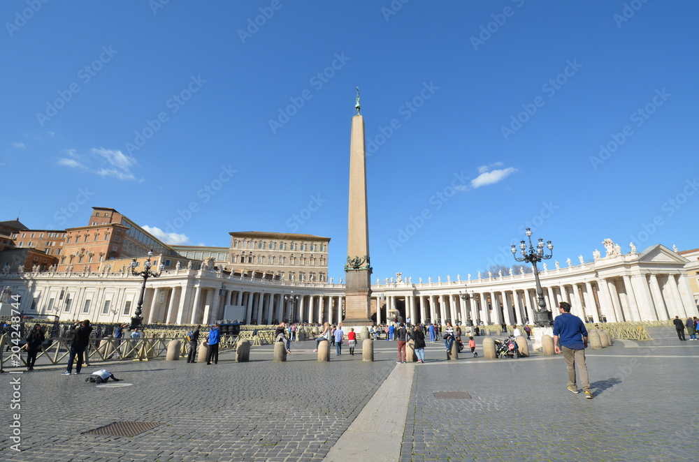 Obraz premium Saint Peter's Square; sky; landmark; town square; plaza