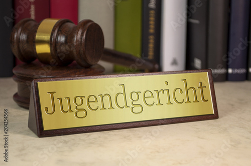 Schreibtischschild mit Richterhammer Jugendgericht