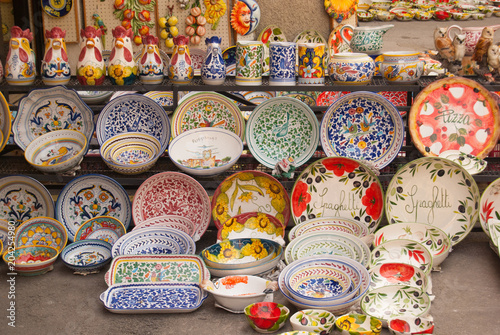 Ceramic and decorative dishes and pots © Simona