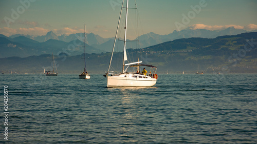 Segelbote auf dem Bodensee mit Blick auf die Alpen-