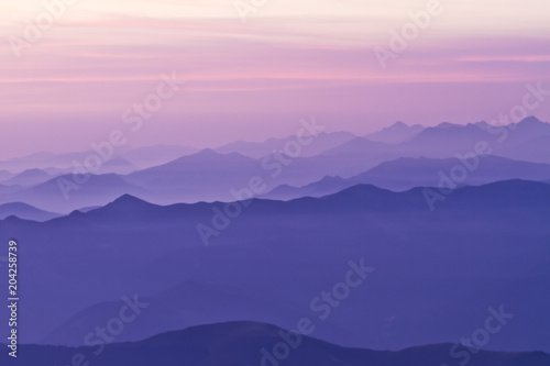 Lever et coucher de soleil sur les Pyrénées © Lachaud