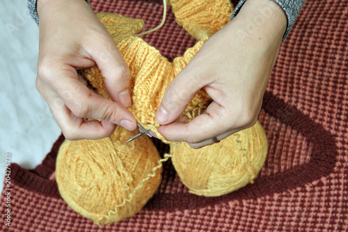 Obraz na płótnie Knitting woolen clothes with spokes w salonie
