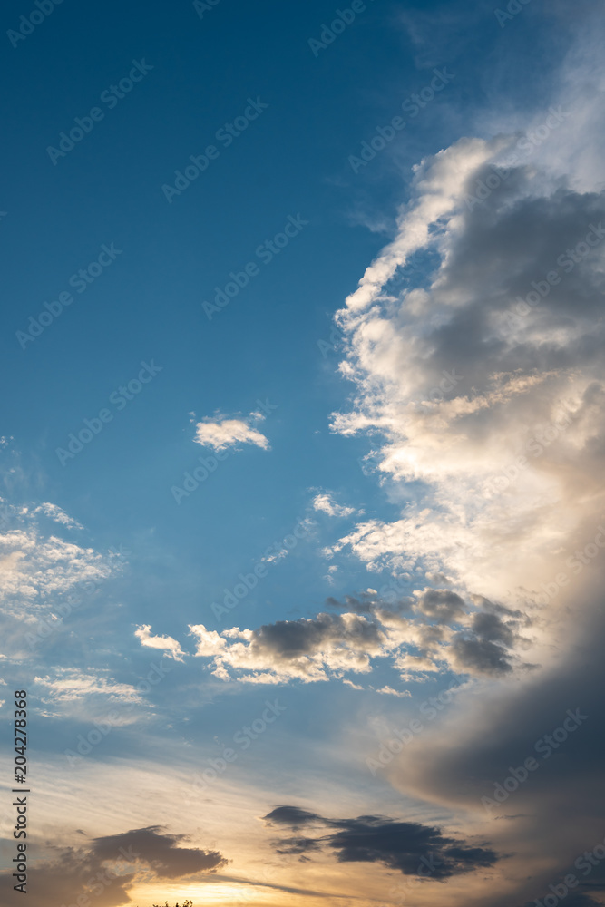 Obraz premium Wolken im Hochformat
