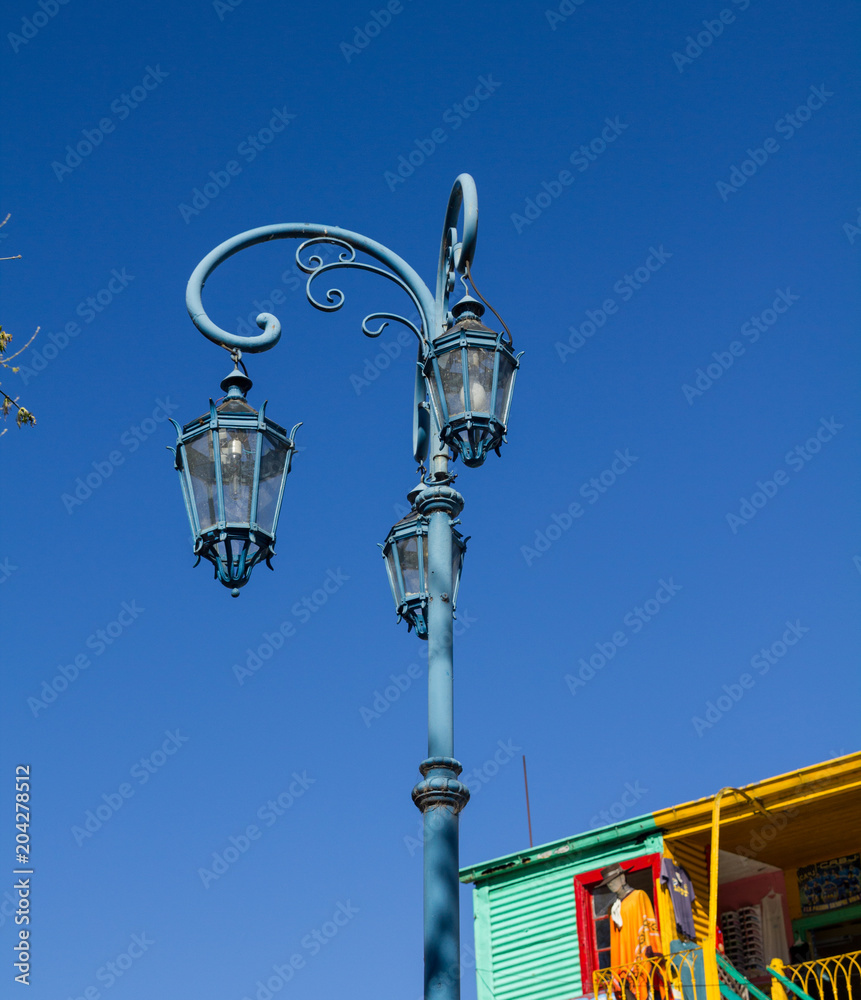Streetlight with the colorful houses in Caminito.