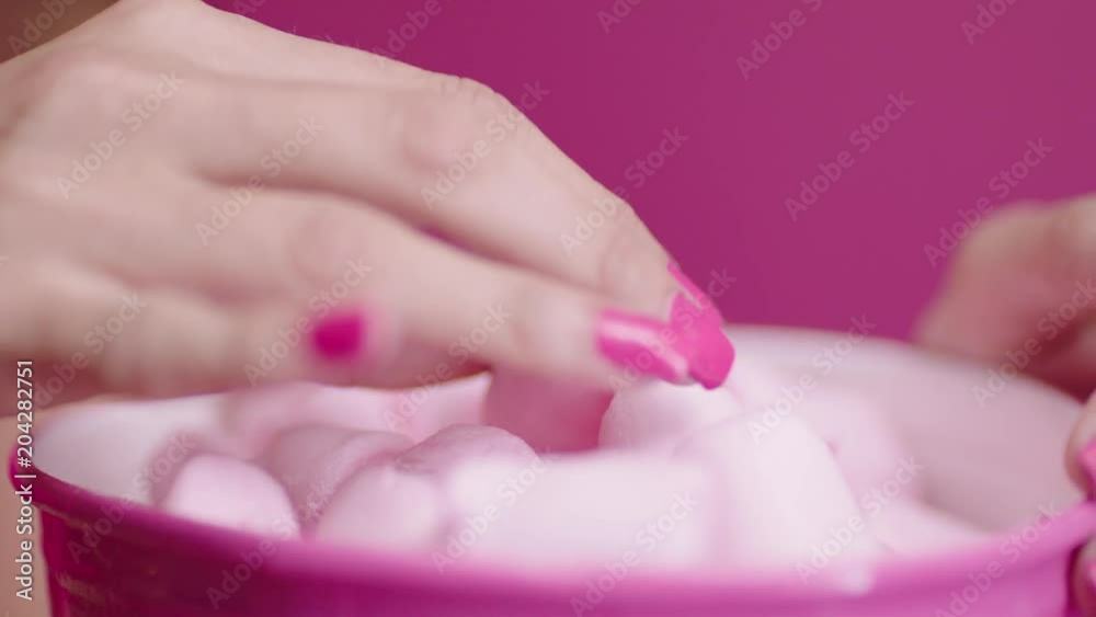 marshmallow rose sur fond rose