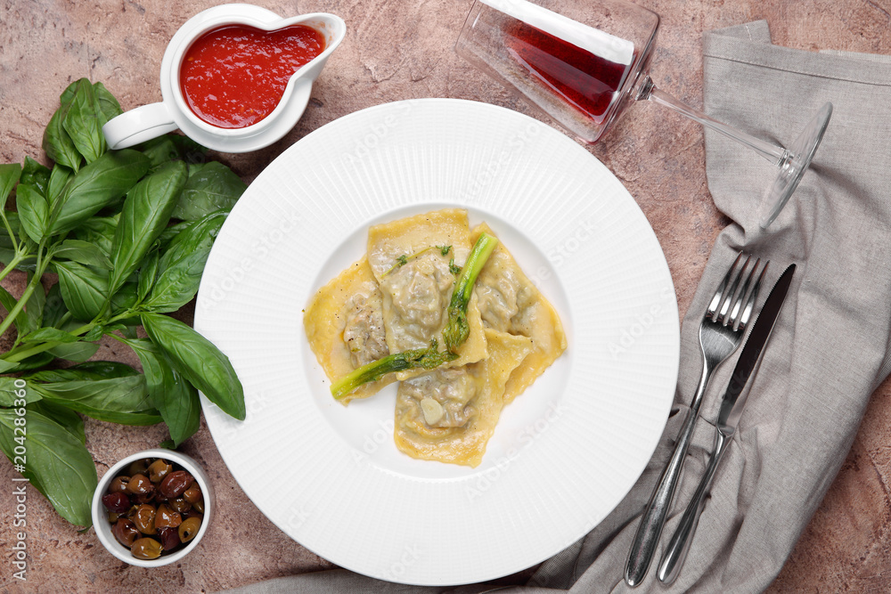 равиоли со спаржей,красным вином и базиликом