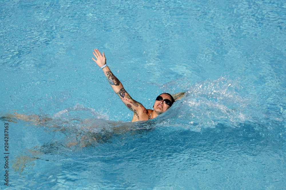 Junge Frau im Bikini treibt auf dem Wasser
