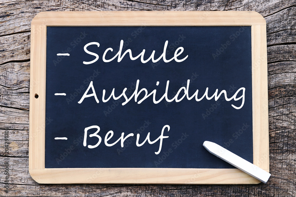 Fototapeta premium Auf einer Tafel steht geschrieben - Schule - Ausbildung - Beruf