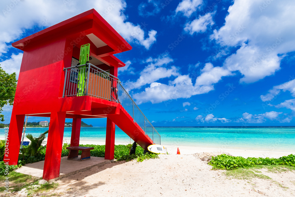トロピカルビーチと赤い監視台　グアム