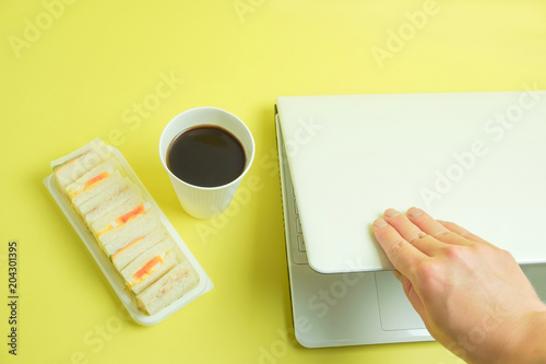  Lunchtime. ランチタイム The photograph which takes the light meal after closing a PC. パソコンを閉じて軽食をとる