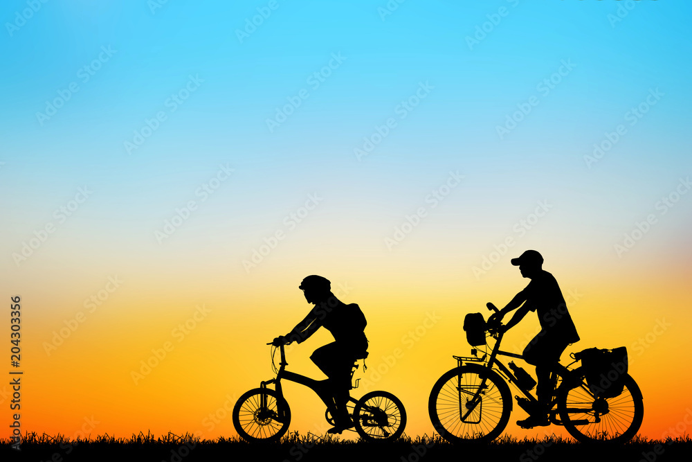 Fototapeta premium Silhouette love couple and bike relaxing on sunset