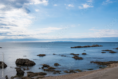 岩のある海と空 © nagomi_camera