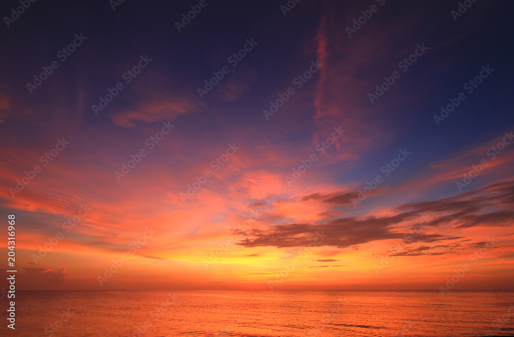 Obraz premium Beautiful sky on twilight time for background