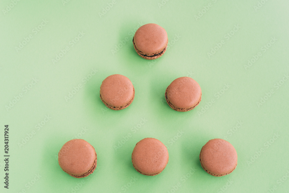 Obraz premium Flat lay of macaroons on green background