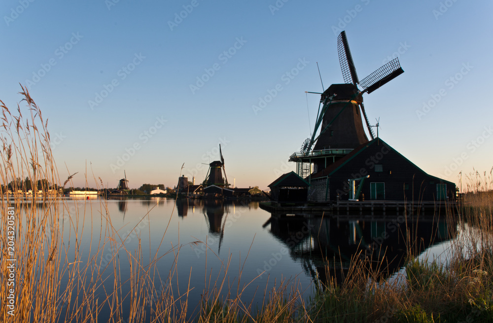 Obraz premium Windmills in Zaanse Schans at sunrise, The Netherlands