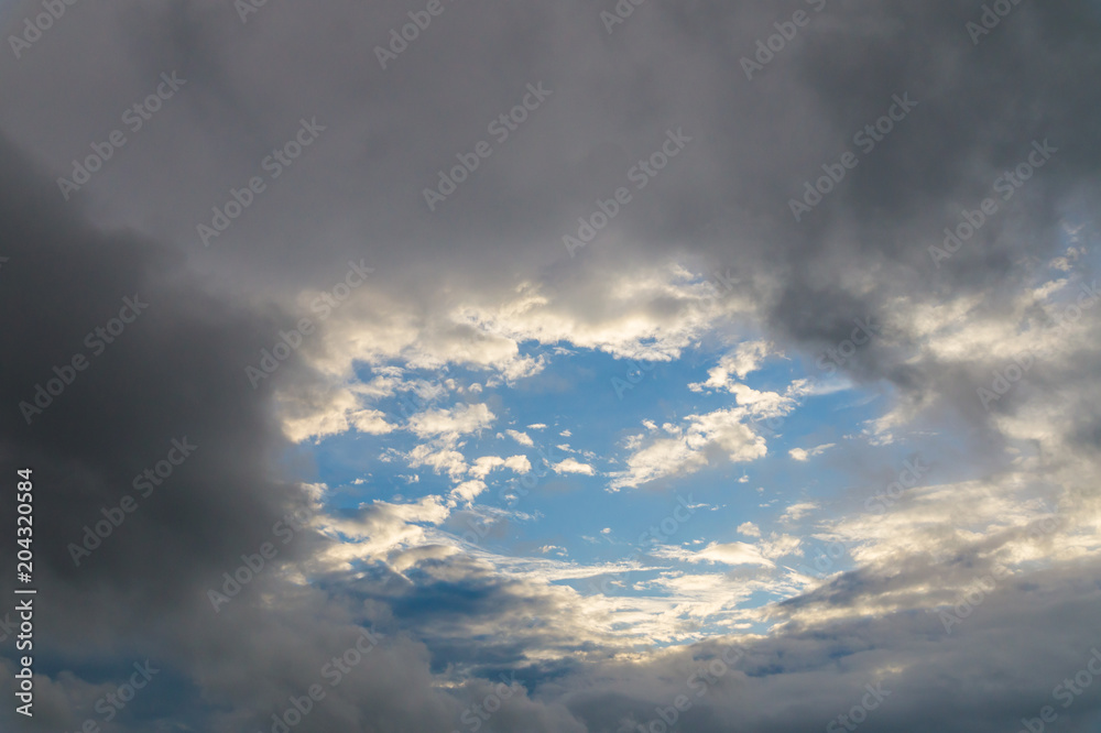 雲の切れ間の青空 雲の切れ間の青空