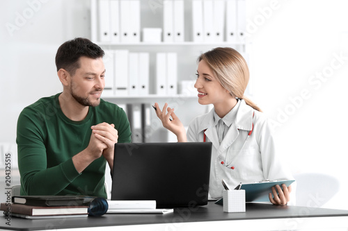 Female doctor consulting pa...