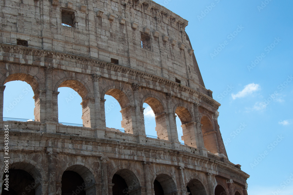 Roma, Italia - 30 aprile 2018: un dettaglio del Colosseo in una bella giornata di sole