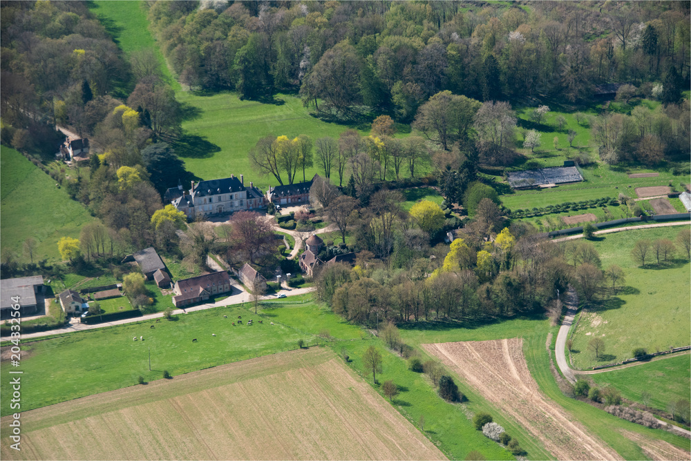 vue aérienne du château de Le Mesnil Théribus dans l'Oise en france