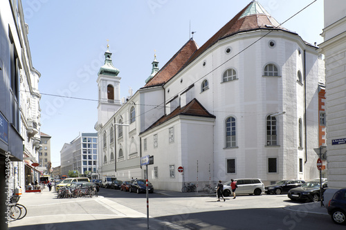 Pfarrkirche St. Rochus und Sebastian, Wien, Seitenansicht