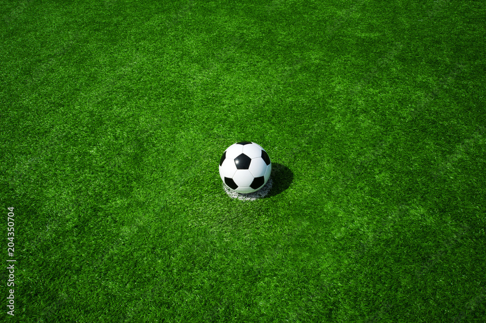 Fussball auf Elfmeterpunkt, grüner Kunstrasen in der Sonne im Sommer Fussball auf Elfmeterpunkt, grüner Kunstrasen in der Sonne im Sommer