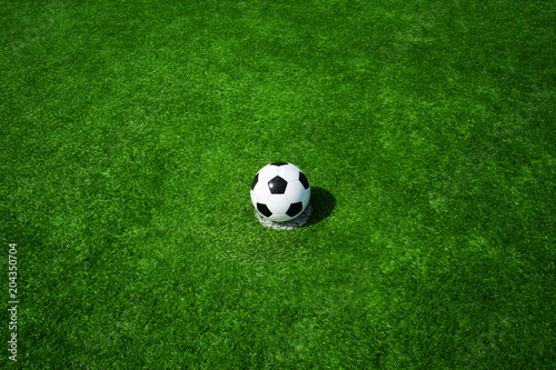 Fussball auf Elfmeterpunkt, grüner Kunstrasen in der Sonne im Sommer © Stefano Pepperino