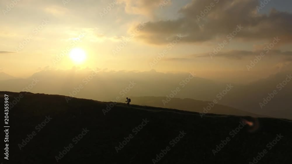 Coureur sur le Mont Joly, vue par drone