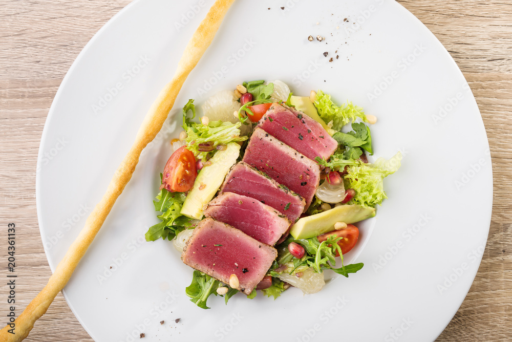 delicious tune salad with tomato