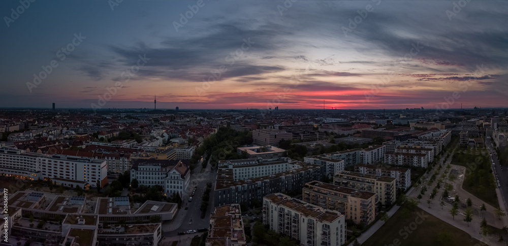 Morgendröte über München - Am Morgen über den Dächern der bayrischen Landeshauptstadt, ein Drohnenbild