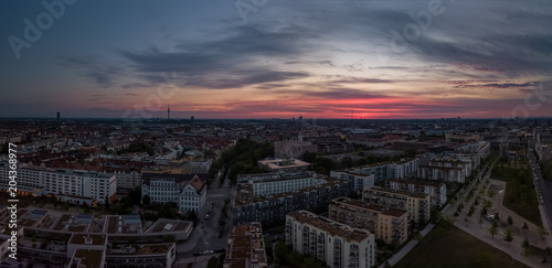 Morgendröte über München - Am Morgen über den Dächern der bayrischen Landeshauptstadt, ein Drohnenbild