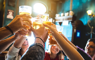 Fotobehang Kroeg Vrienden proosten met koud bier  © Mirko Vitali