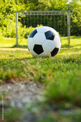 Fussball liegt am Elfmeterpunkt am Boltzplatz im Frühling