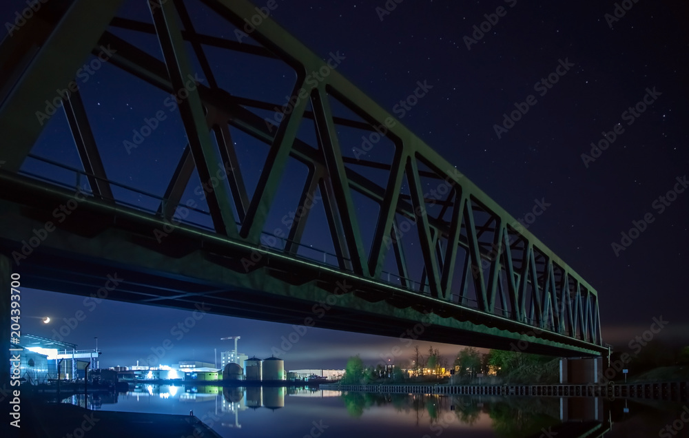 Nachts unter der Brücke