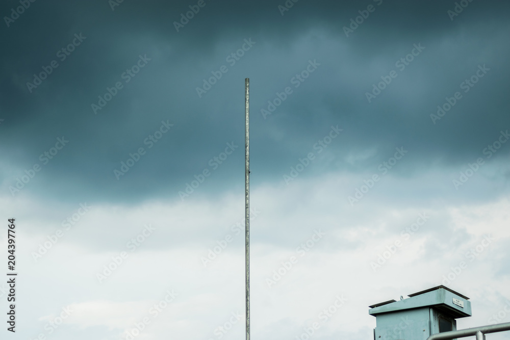 Obraz premium Lightning on the building top floor