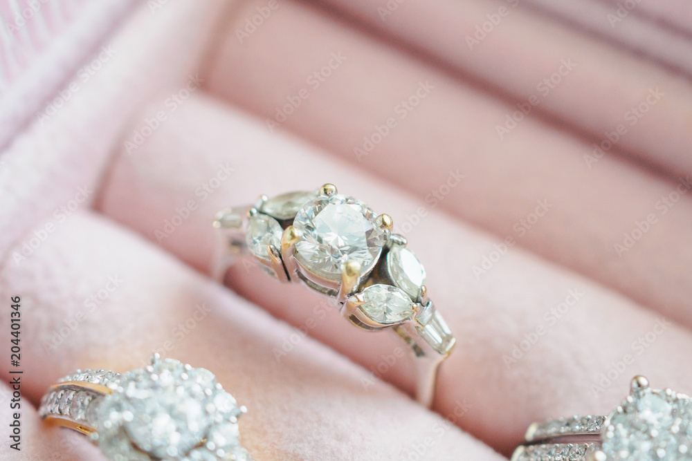 Obraz premium Gold and silver diamond ring in luxury jewelry box