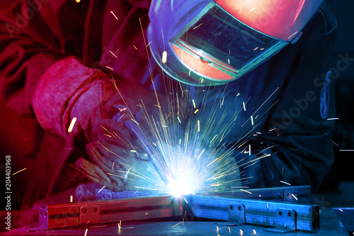 Fotografie Welder erecting technical steel