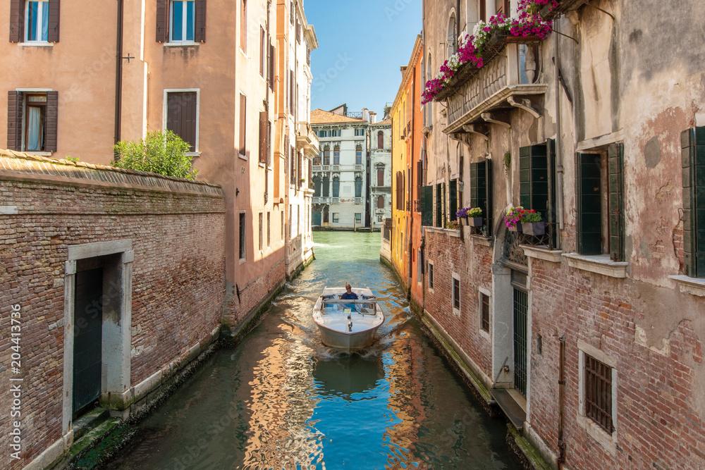 Boot in einem Kanal in Venedig