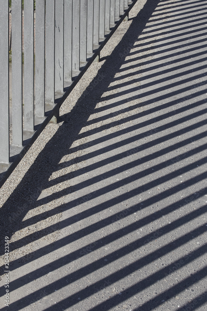 Fototapeta premium geometrischer Schattenwurf vom Geländer