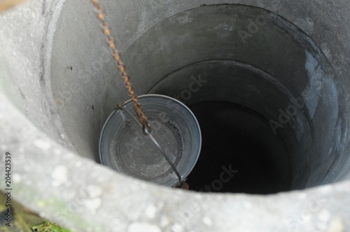 Wiadro na łańcuchu w studni