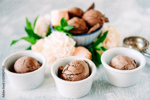 Foto Three scoops of dark chocolate ice cream sundae with sweet floral flavour