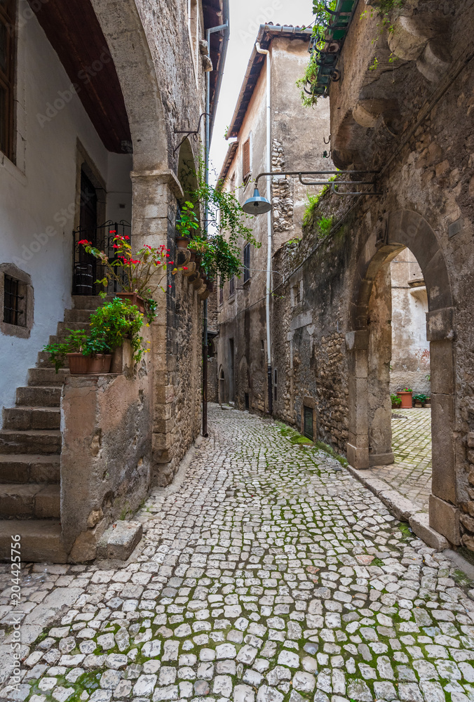 Plakat Sermoneta, Włochy - Bardzo małe i niesamowite średniowieczne miasteczko w prowincji Latina, region Lacjum, wszystko w kamieniu ze słynnym zamkiem Caetani
