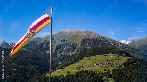 Wandern im naturbelassenen Lesachtal in Kärnten Österreich mit Flagge photo