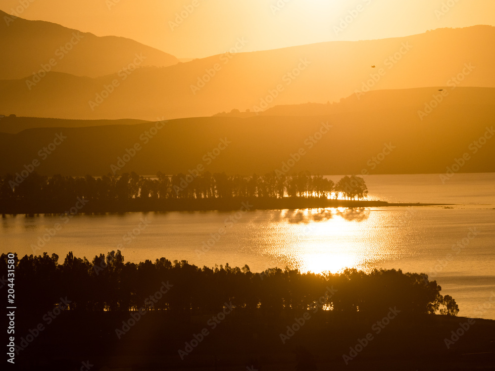 reflejo del sol en el lago de bornos