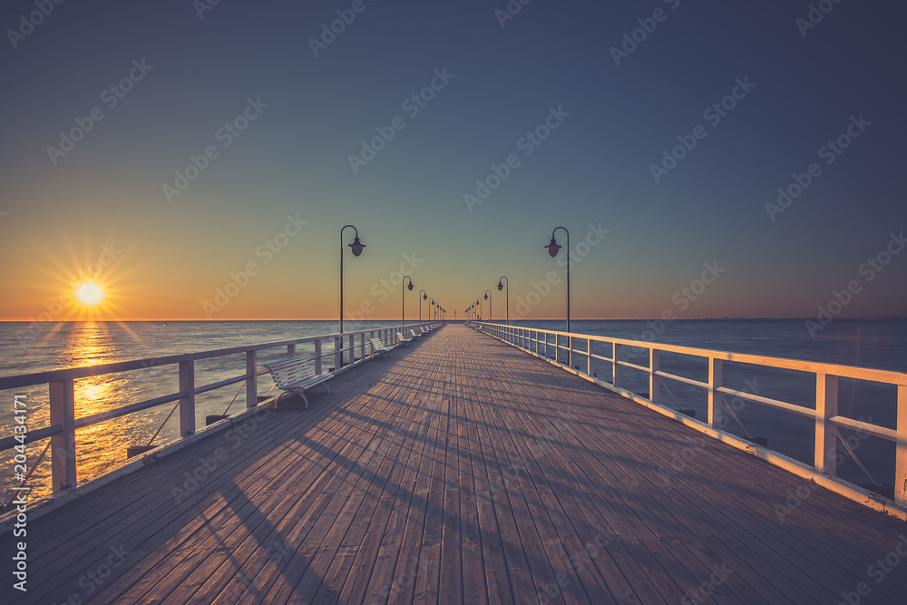 Obraz premium Niesamowity wschód słońca na molo nad morzem. Gdynia Orłowo, Polska