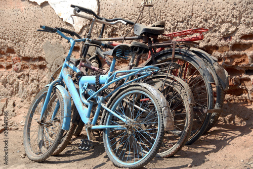 Vieux vélos adossés contre un mur en torchis, Mandawa, Rajasthan, Inde