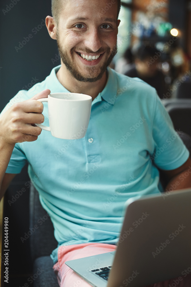 Guy in cafe - obrazy, fototapety, plakaty 