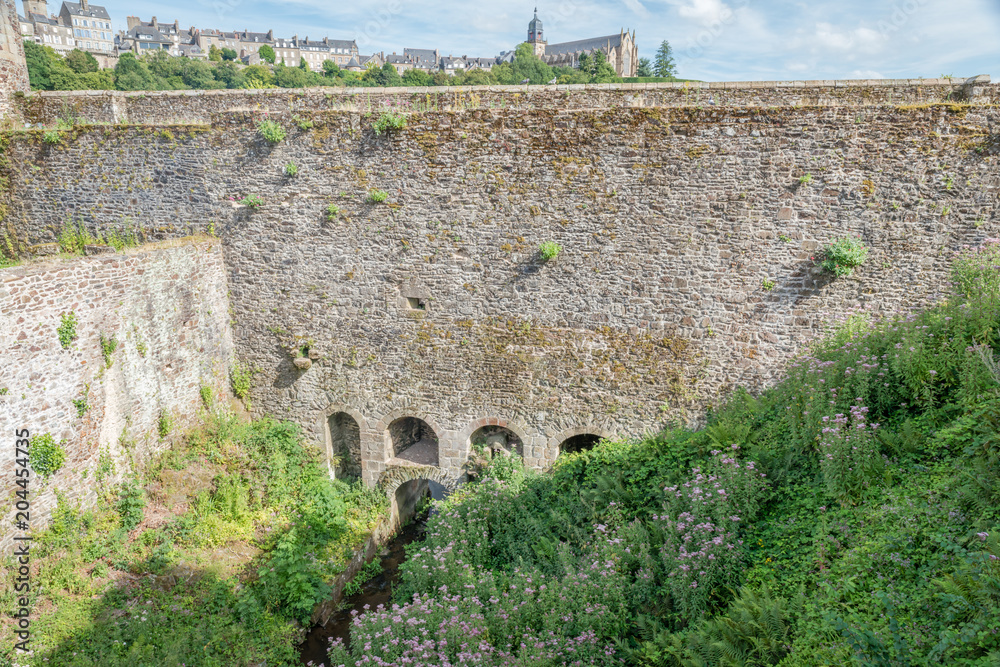 Zamek w Fougeres w sierpniowy, słoneczny dzień Zamek w Fougeres w sierpniowy, słoneczny dzień