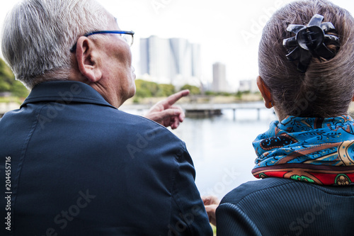 おしゃれな老人と老女の後ろ姿 川と都市を眺める二人 Stock 写真 Adobe Stock