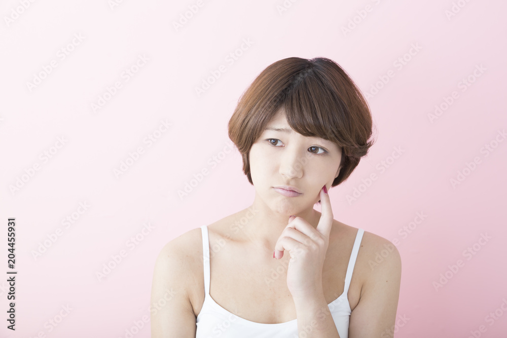 悩む女性 悩む女性